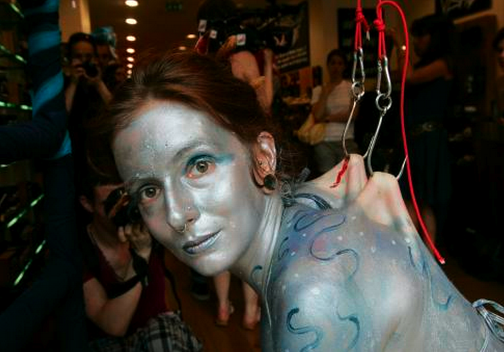 Une artiste se suspend par des crochets dans le dos pour la défense des requins